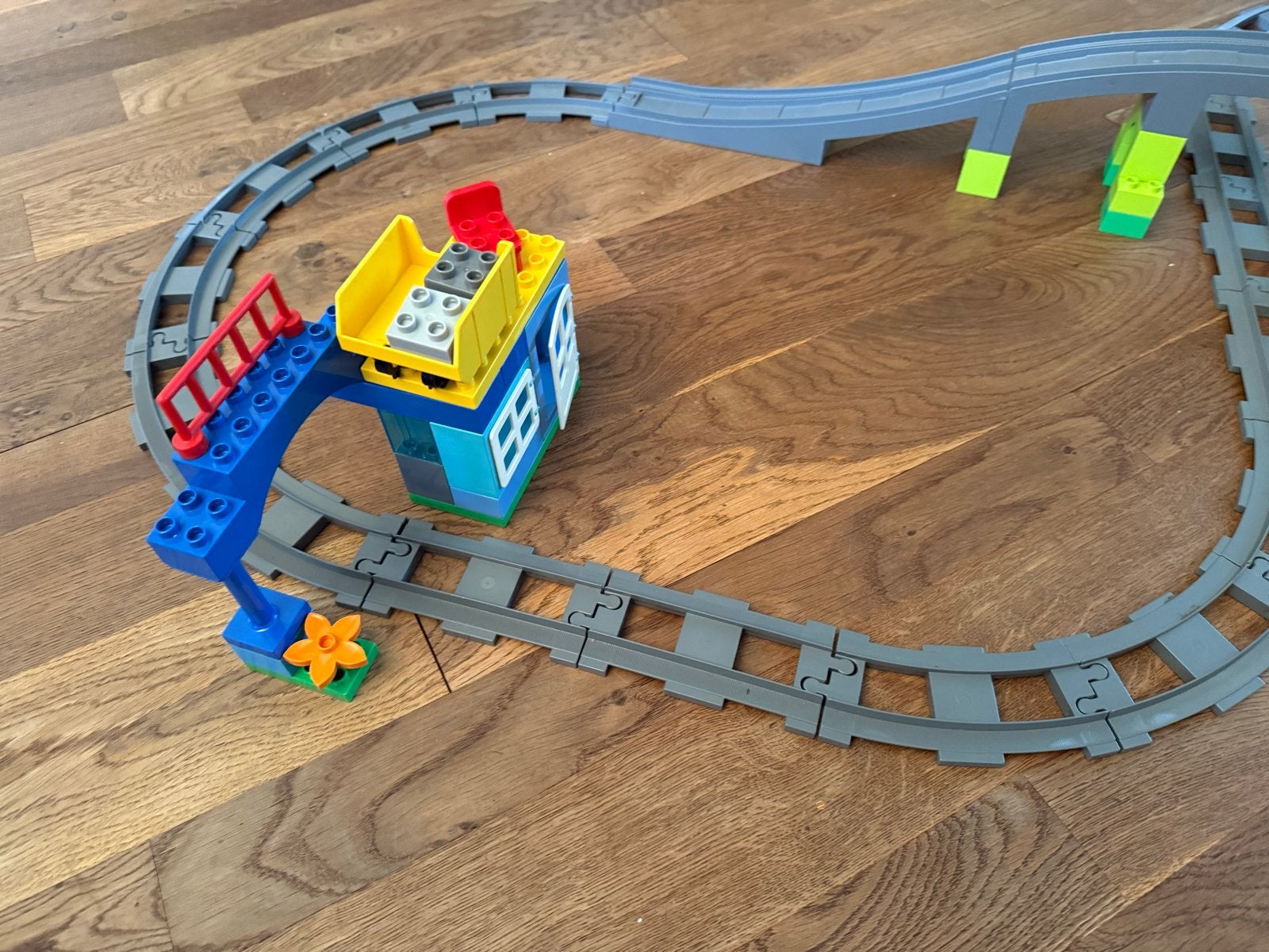 Foto 7 van Duplo 10508 Elektrische Trein met Extra Rails