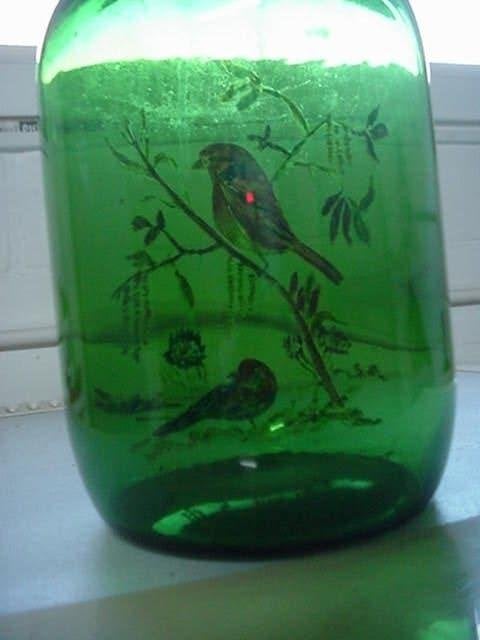 en Spaanse ronde sherry fles, die met vogels beschilderd is., Ophalen of Verzenden