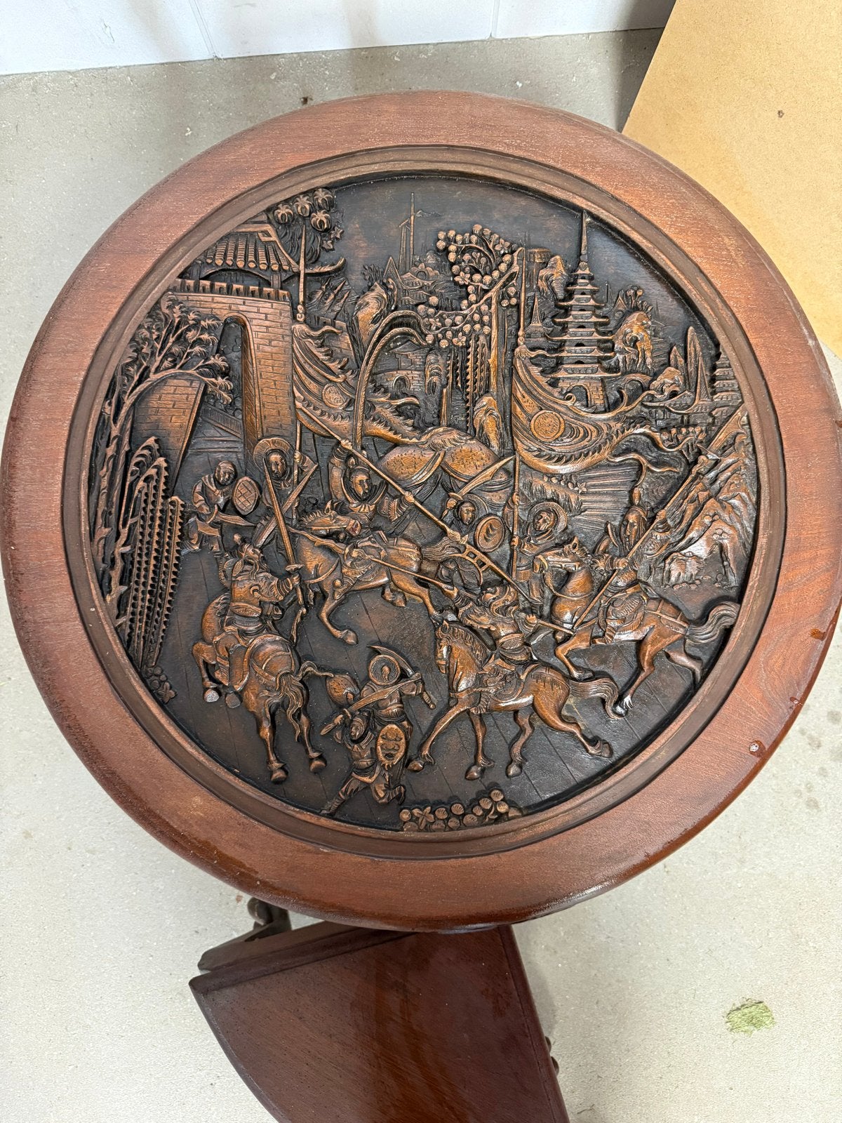 Ronde Indonesische salontafel met houtsnijwerk en glasplaat, Antiek en Kunst, Ophalen