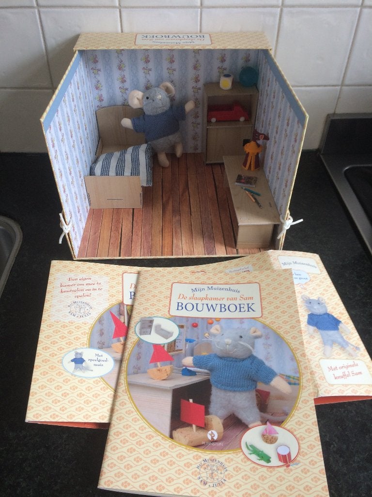 muizenhuis Sam knuffel(nieuw) + (bouwboek) Sam's slaapkamer, Ophalen of Verzenden, Nieuw, Popje