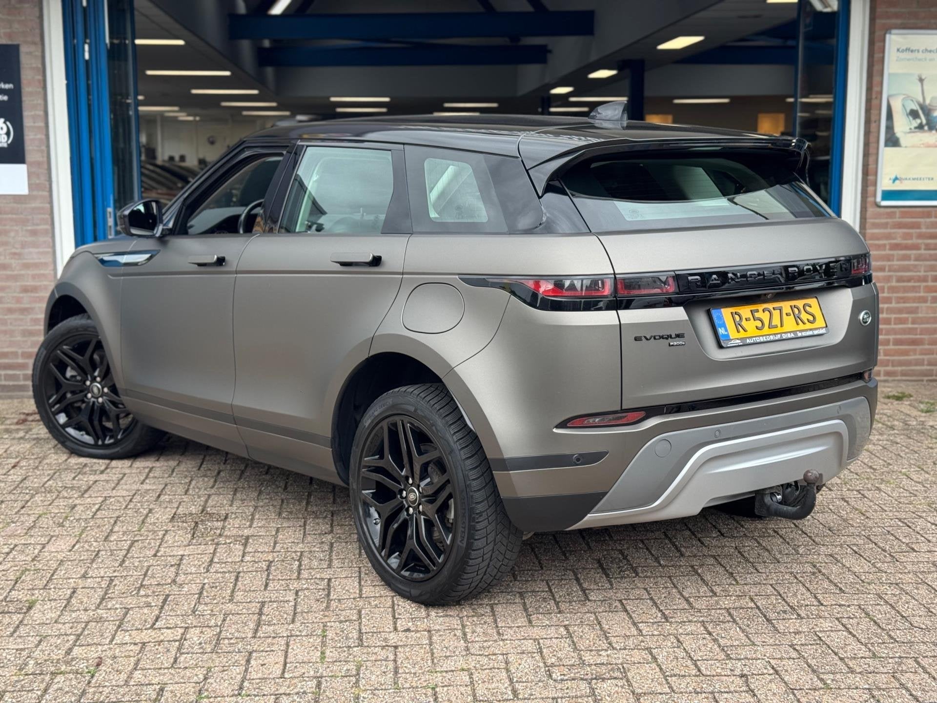 Land Rover Range Rover Evoque 1.5 P300e AWD SE 2022 FULL NAP, Auto's, Dealer onderhouden, Bruin, Vierwielaandrijving, Hybride Elektrisch/Benzine