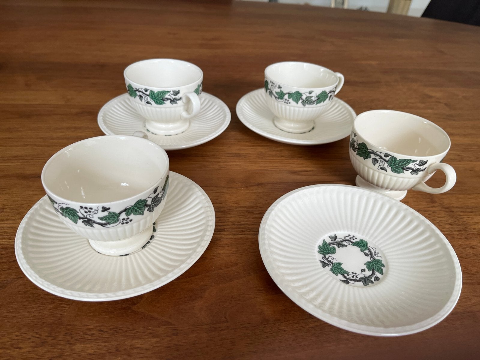 4 Wedgwood Stratford theekop en schotels, Ophalen