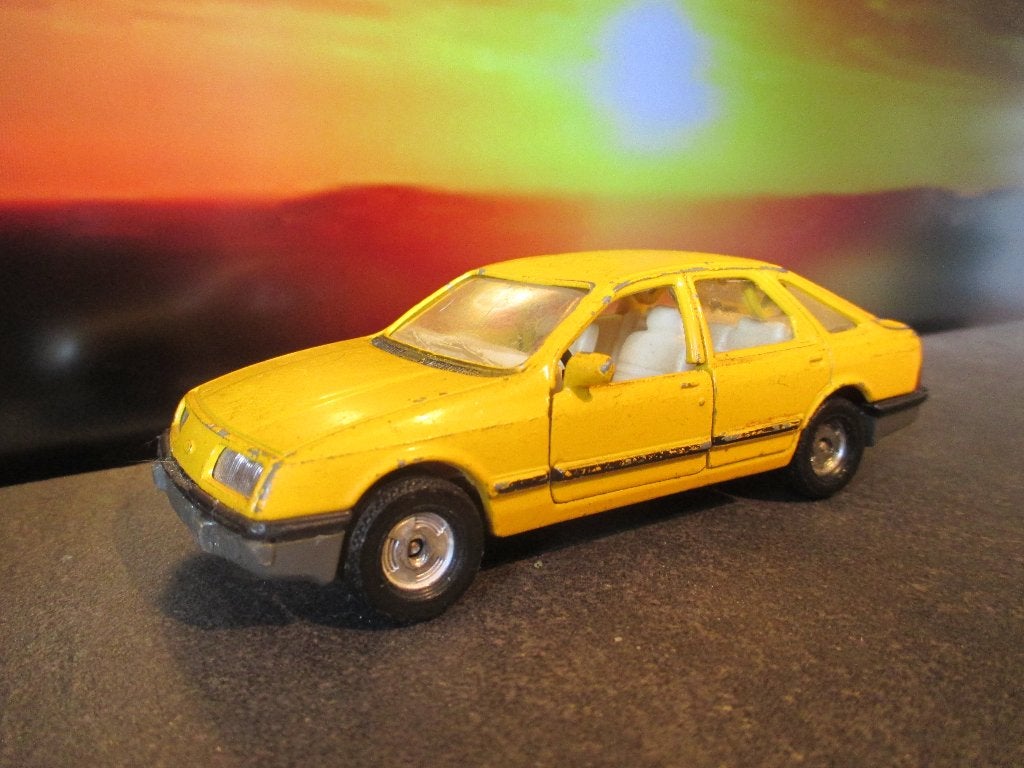 1:36 Ford Sierra Mk.1 - Corgi geel, Ophalen of Verzenden, Gebruikt, Auto, Overige merken