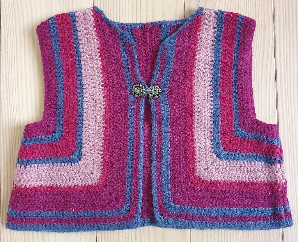 Leuk origineel vintage gebreid kinder vestje, mt 110?, Kinderen en Baby's, Verzenden, Zo goed als nieuw, Meisje, Trui of Vest