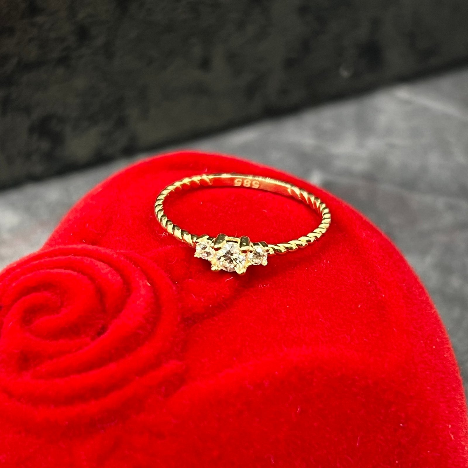 Gouden ring 14 karaat goud solitaire model, Ophalen of Verzenden, Zo goed als nieuw, Goud, Dame