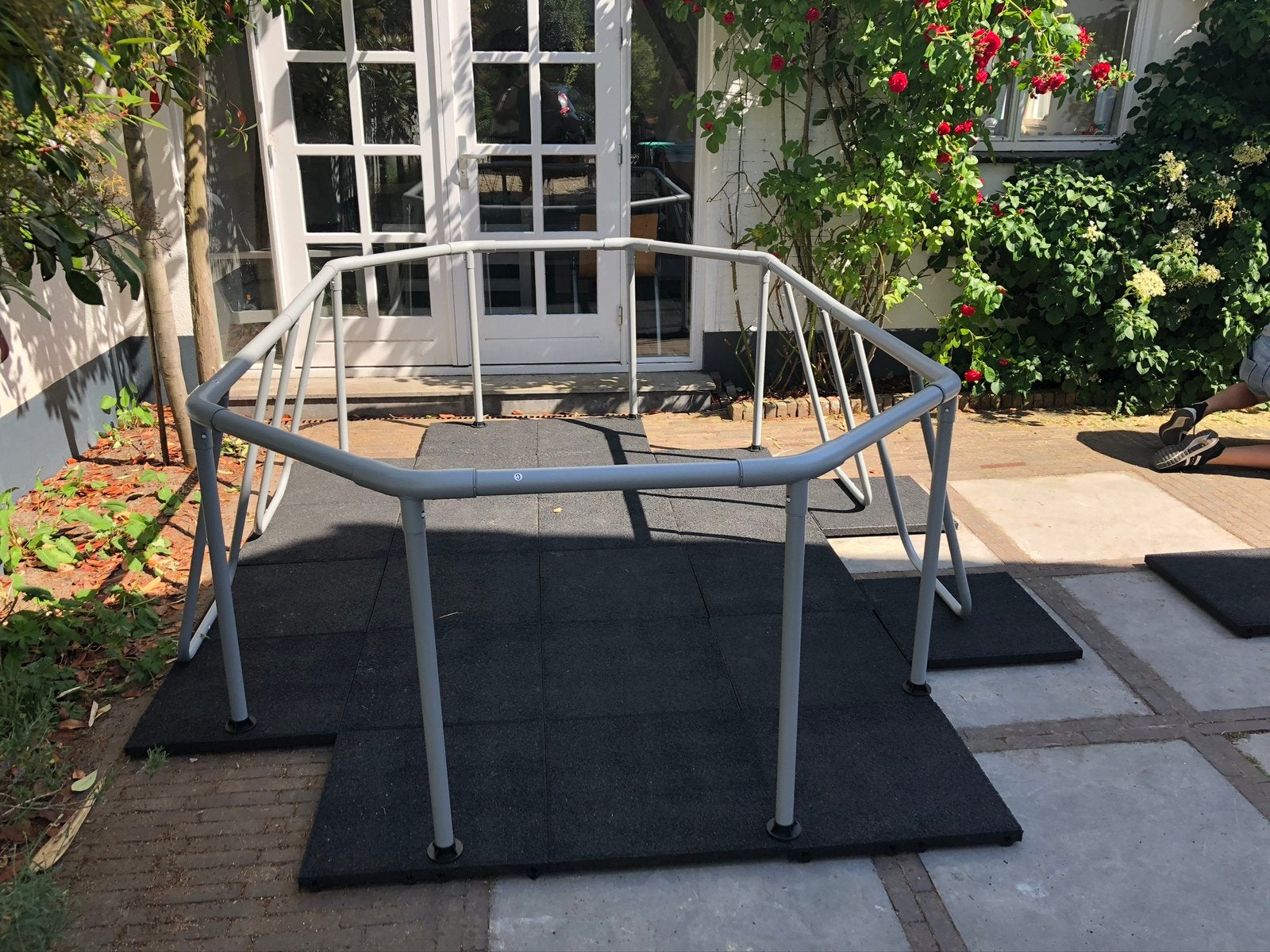 24 rubberen tegels 50x50x4,5 cm (6 m²) incl pennen, Ophalen, Gebruikt