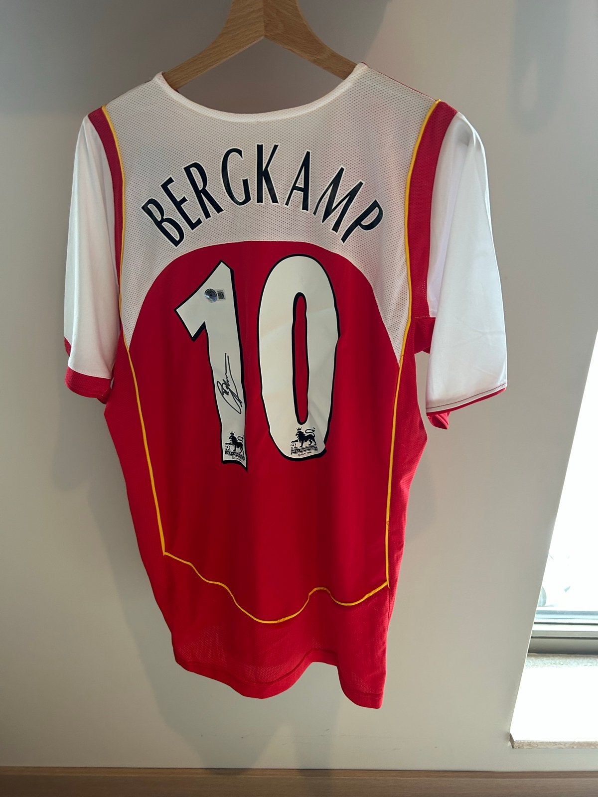 Gesigneerd Arsenal Bergkamp shirt met COA, Overige maten, Ophalen of Verzenden, Zo goed als nieuw, Voetbal