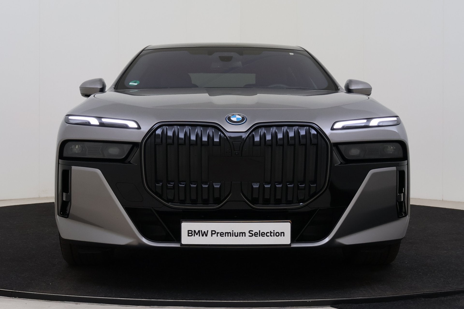 BMW i7 eDrive50 High Executive M Sport / Panoramadak / Stoel, Auto's, Dealer onderhouden, Achterwielaandrijving, Gebruikt, Zwart