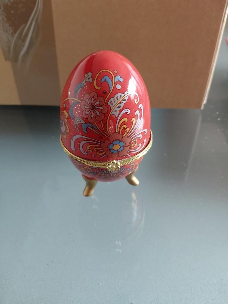 Decoratief Faberge-stijl ei - Rood met bloemmotief, Ophalen of Verzenden