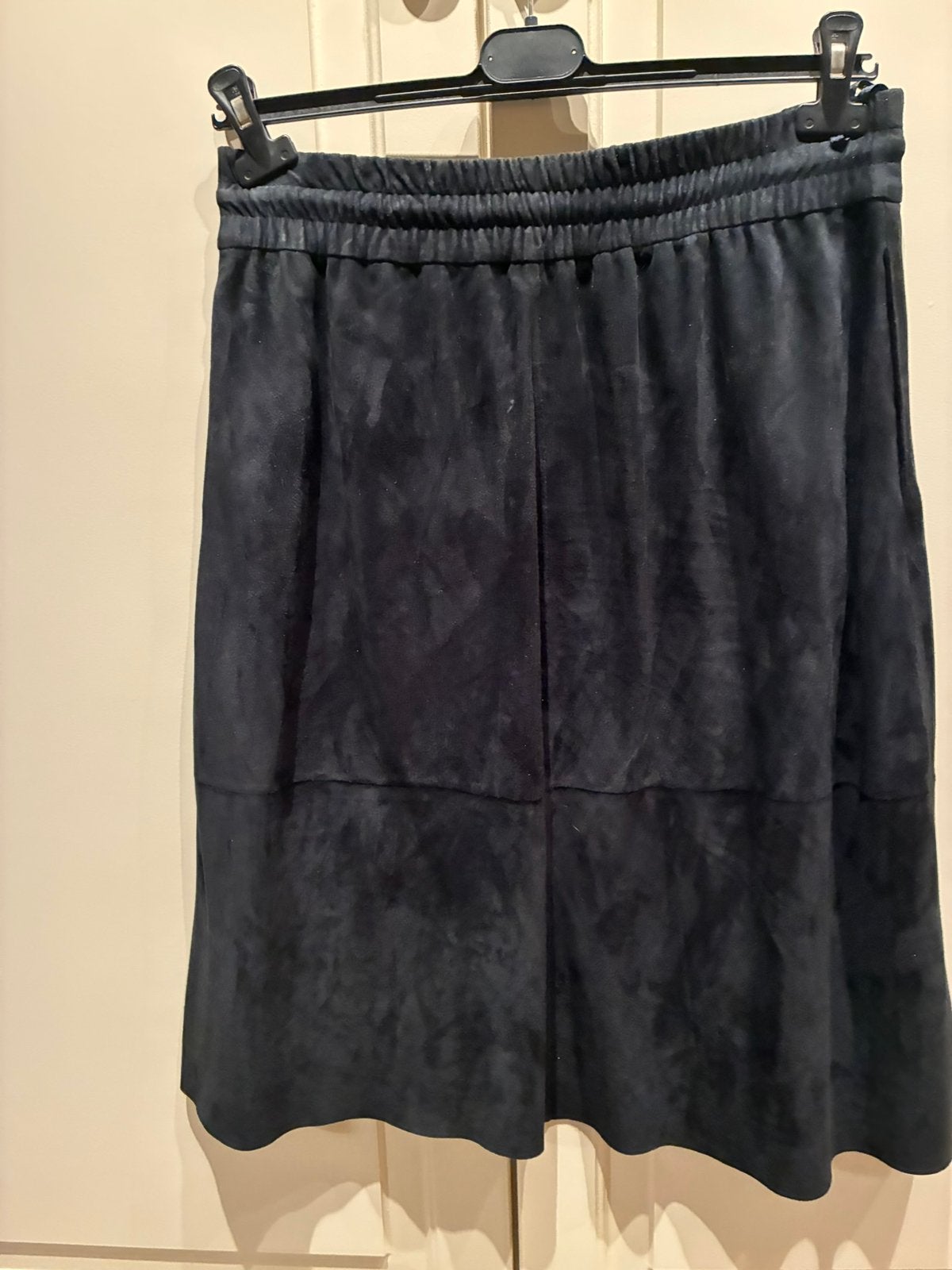 Donkerblauwe suede rok 42, Kleding | Dames, Rokken, Maat 42/44 (L), Zo goed als nieuw, Onder de knie, Verzenden