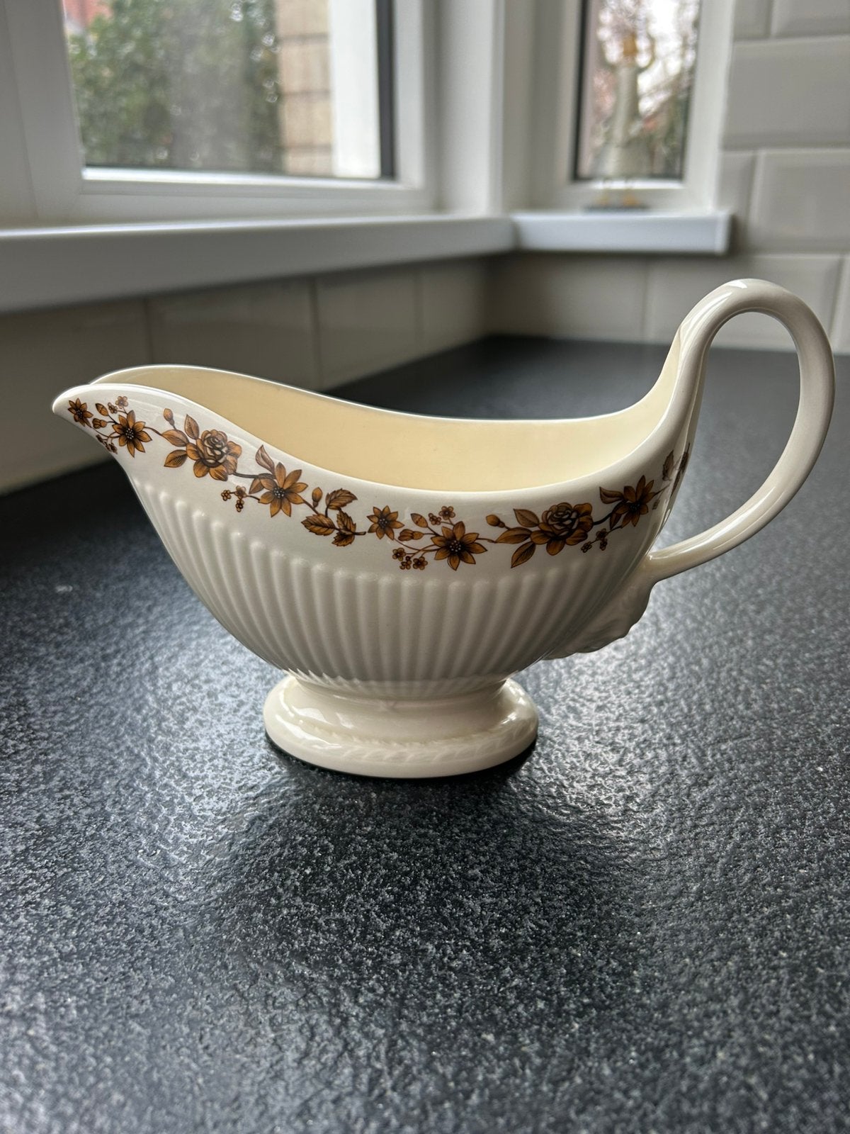 Wedgwood Radcliffe sauskom, Huis en Inrichting, Keuken | Servies, Ophalen of Verzenden, Zo goed als nieuw, Porselein, Kom(men)