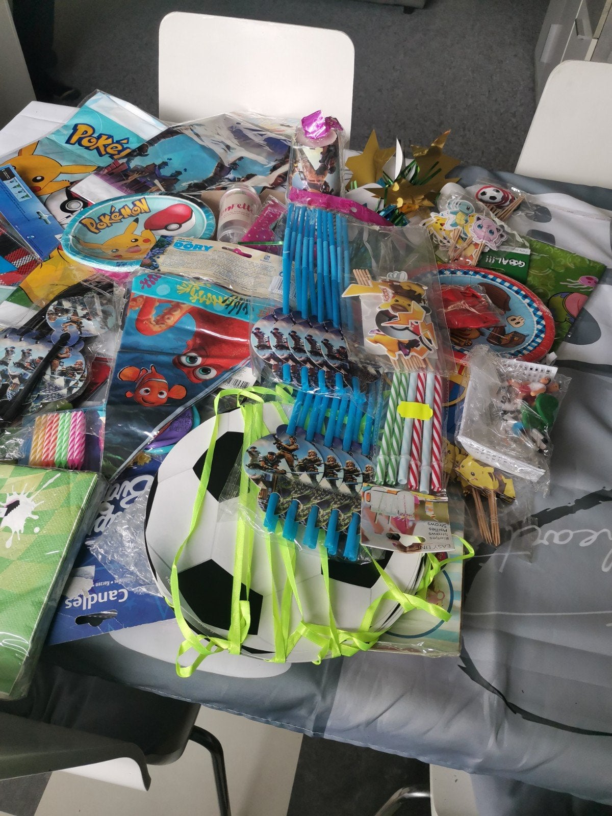 Foto 2 van Groot pakket met diverse feestartikelen en versieringen