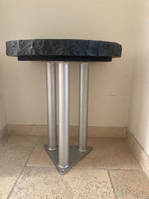 Zwart granieten tafel met stalen onderstel, Overige materialen, Minder dan 55 cm, Gebruikt, Overige vormen