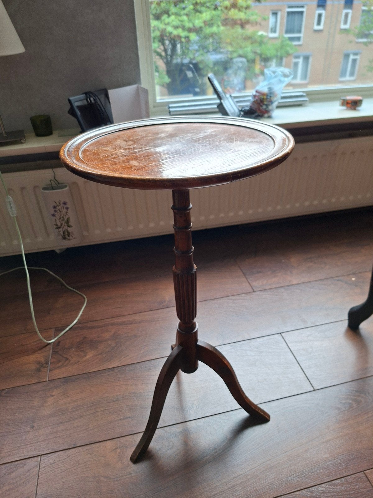 Antieke houten bijzettafel met ronde top, Ophalen