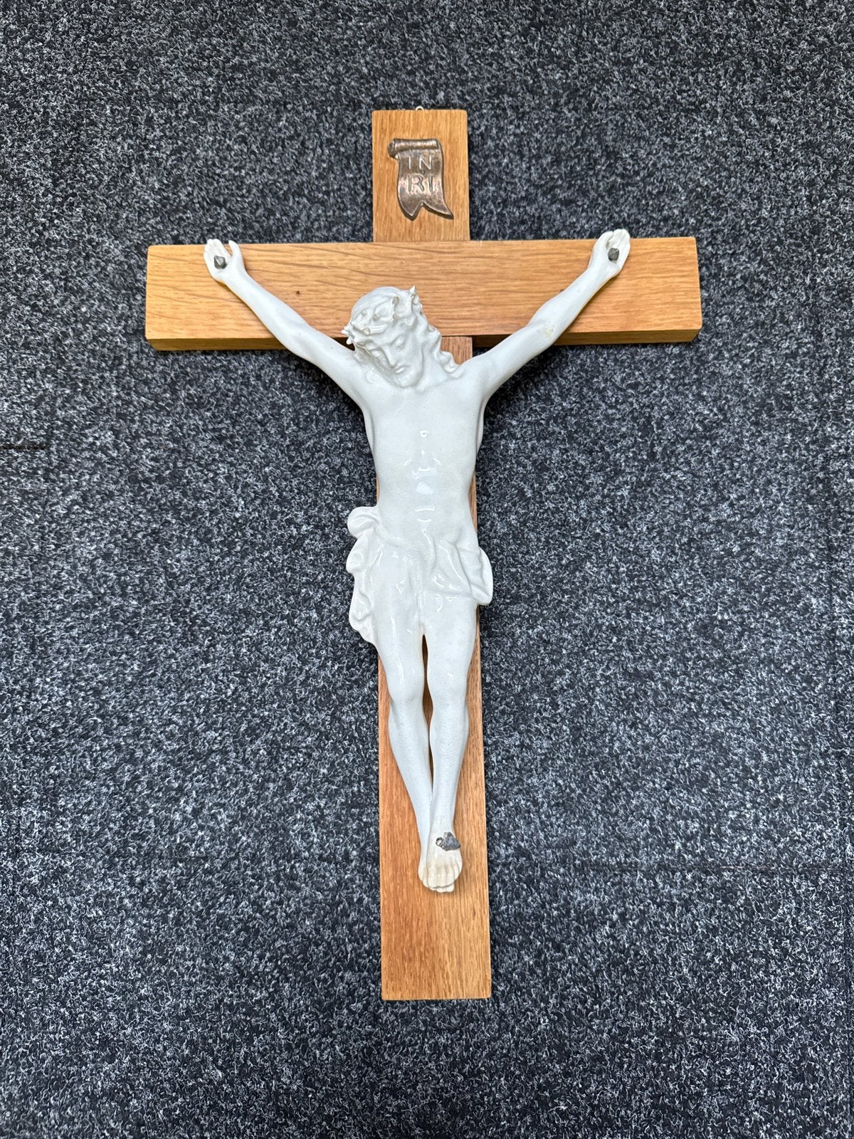 Antiek houten kruisbeeld met wit porseleinen corpus, Antiek en Kunst, Ophalen