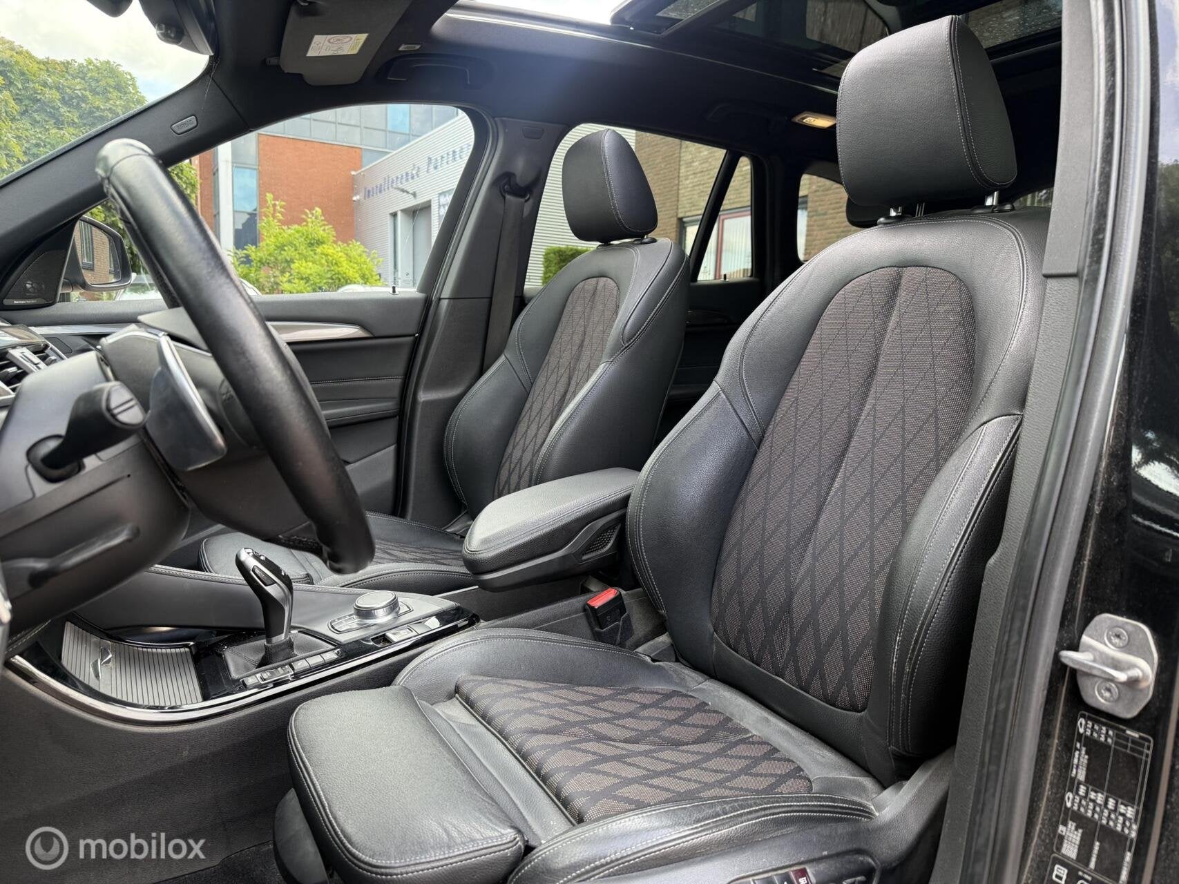 BMW X1 xDrive20i Xline Panodak Navi Carplay Memory Leer Came, 1998 cc, Zwart, Leder en Stof, Zwart