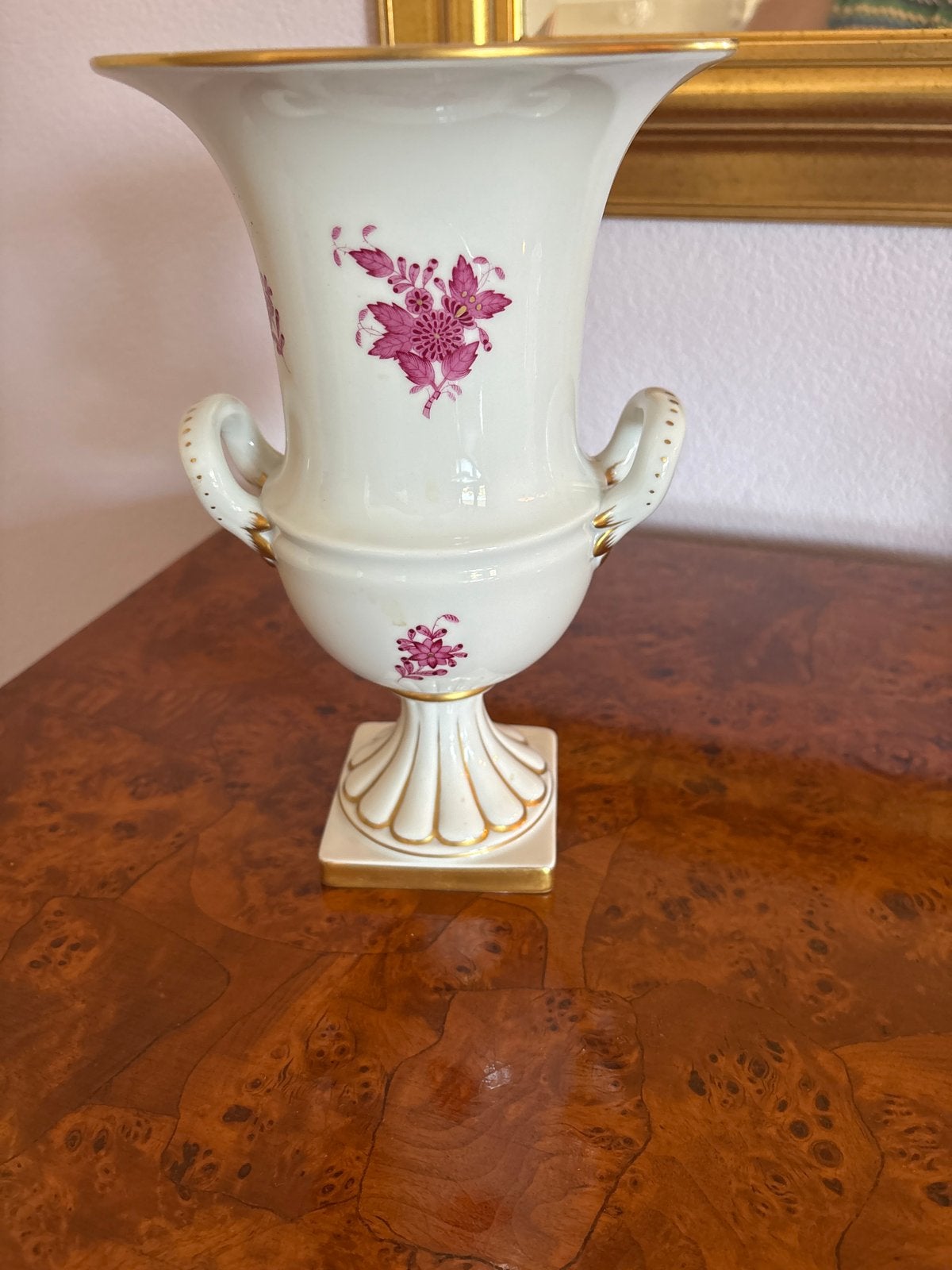 Herend Hongaarse vaas met bloemmotief en gouden accenten, Antiek en Kunst, Antiek | Vazen, Ophalen of Verzenden