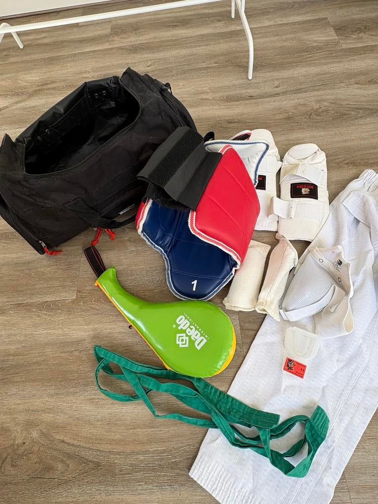 Complete Taekwondo set: pak, bescherming, tas, Sport en Fitness, Ophalen, Gebruikt, Taekwondo, Vechtsportpak