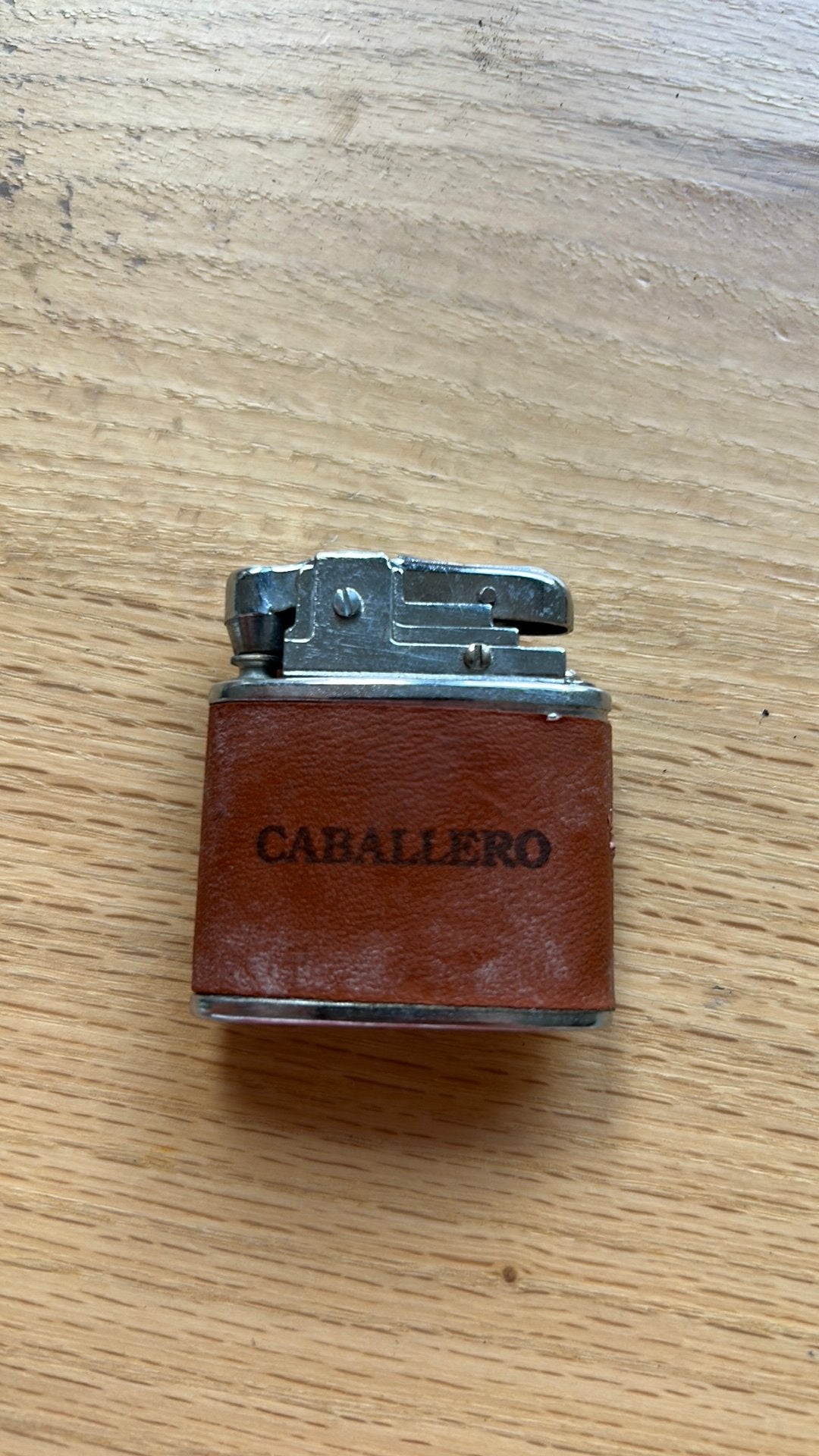 Caballero met kunstleer benzine aansteker, Verzamelen, Ophalen of Verzenden, Gebruikt, Aansteker