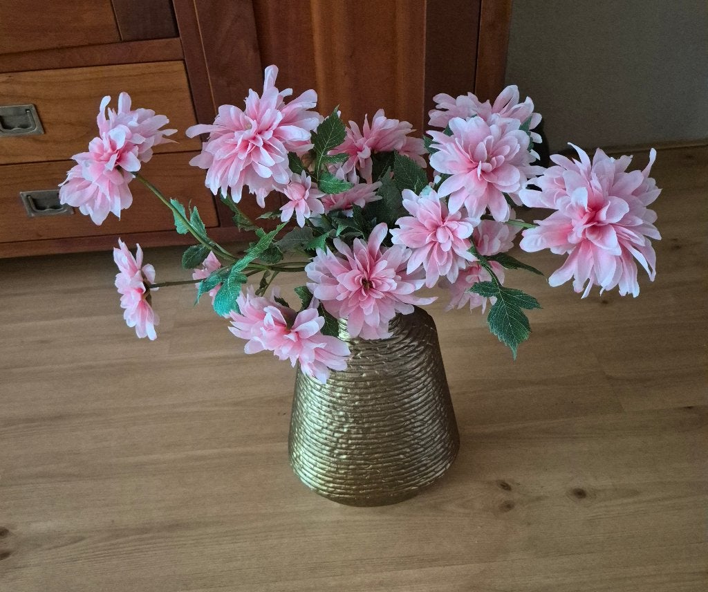 Mooie grote gouden vaas Colmore met boeket roze bloemen, Binnen, Roze, Ophalen of Verzenden, Zo goed als nieuw