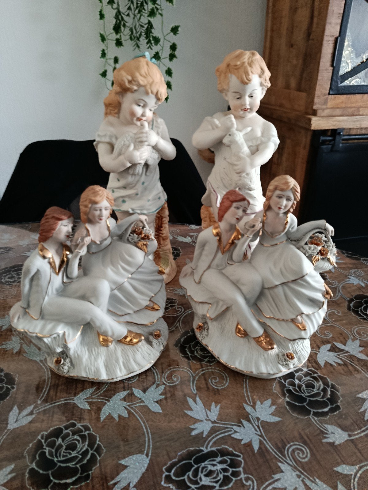 Vier beeldjes biscuit in zeer goede staat serieus bieden, Antiek en Kunst, Ophalen