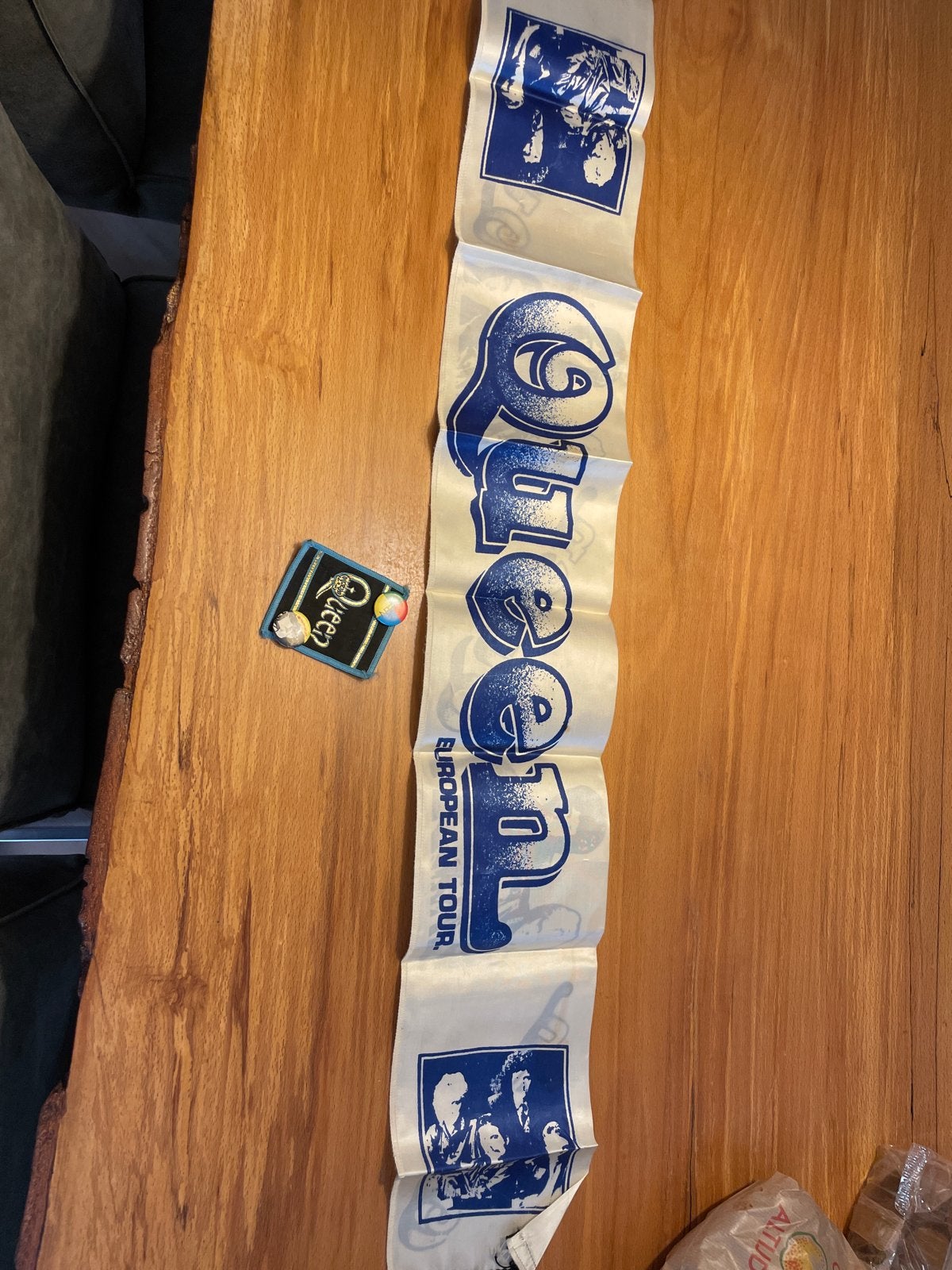 Queen European Tour sjaal en patch met buttons, Verzamelen, Ophalen of Verzenden, Gebruikt, Gebruiksvoorwerp