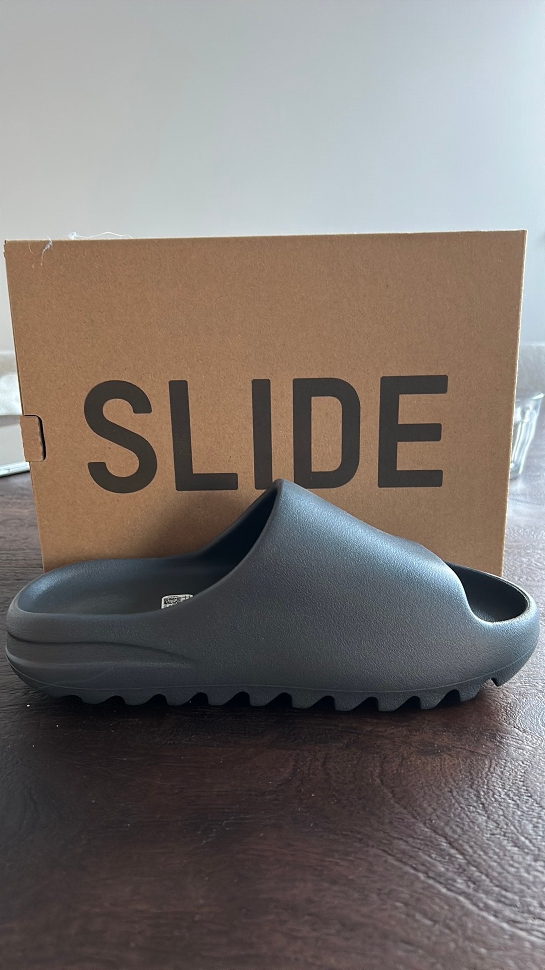 Nieuwe yeezy slide maat 44 1/2, Kleding | Heren, Schoenen, Ophalen of Verzenden, Nieuw