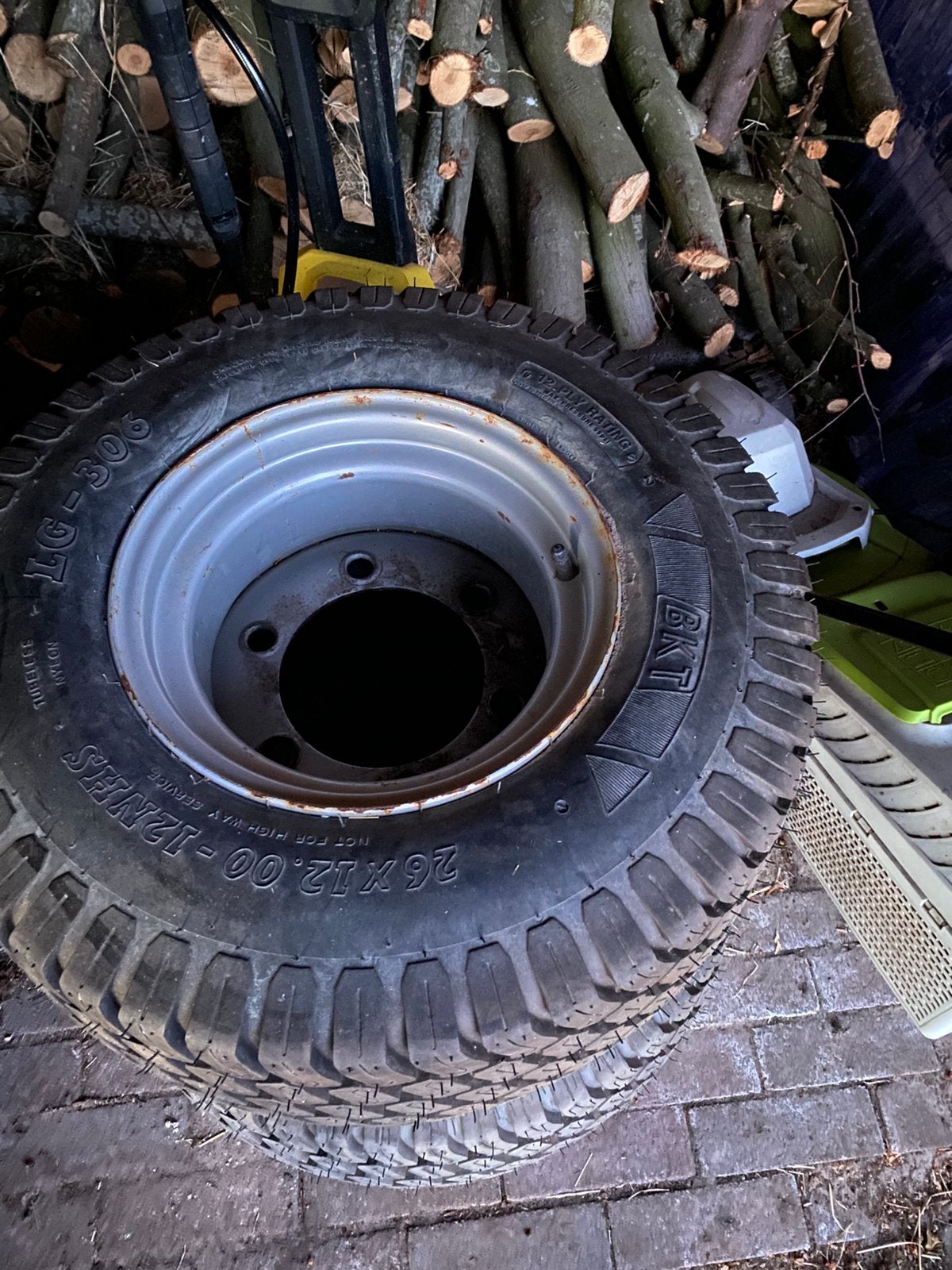 BKT 26x12.00-12 gazonbanden, Ophalen, Zo goed als nieuw