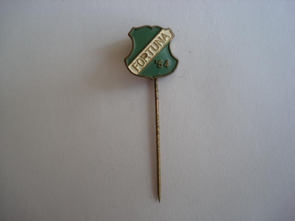 Speld voetbalclub Fortuna 54, Verzamelen, Speldjes, Pins en Buttons, Verzenden, Gebruikt, Sport, Speldje of Pin
