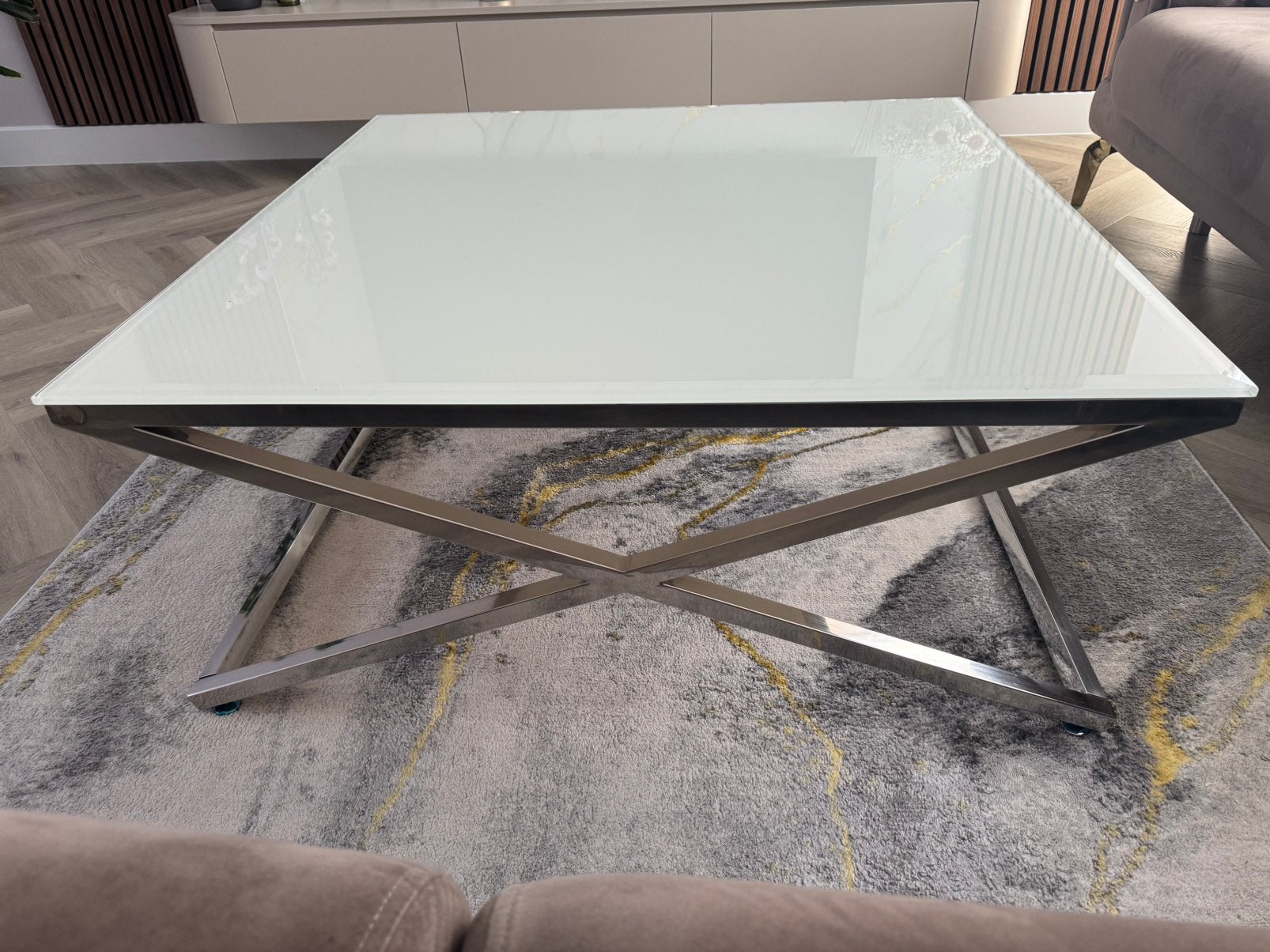 Foto 5 van Moderne salontafel met glazen blad en metalen onderstel