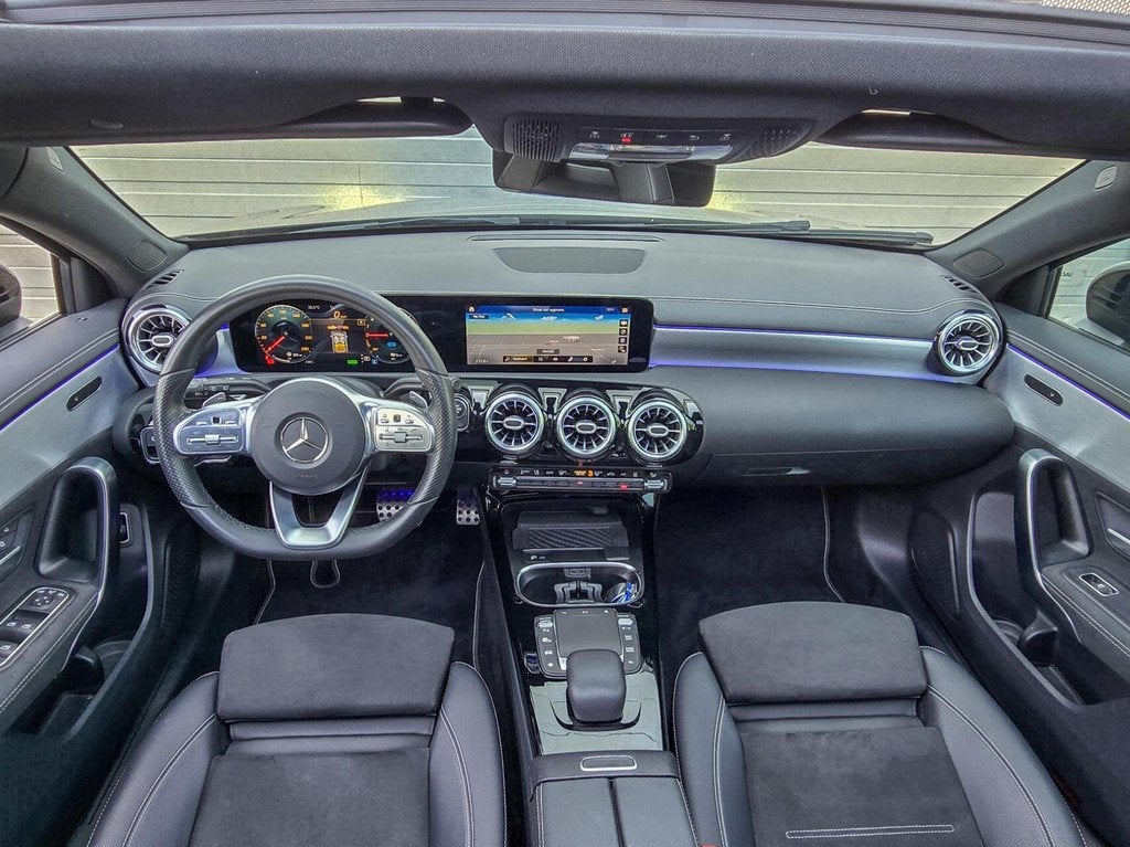 MERCEDES A 250e AMG AUTOMAAT|PANO|CARPLAY|CAMERA, Auto's, Mercedes-Benz, Gebruikt, 4 cilinders, Zwart, Bedrijf