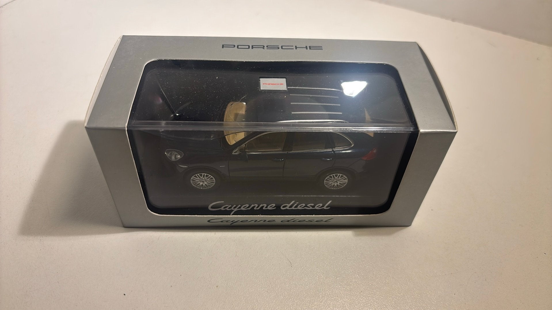 Porsche cayenne diesel bleu minichamps 1.43, Auto, Ophalen of Verzenden, MiniChamps, A