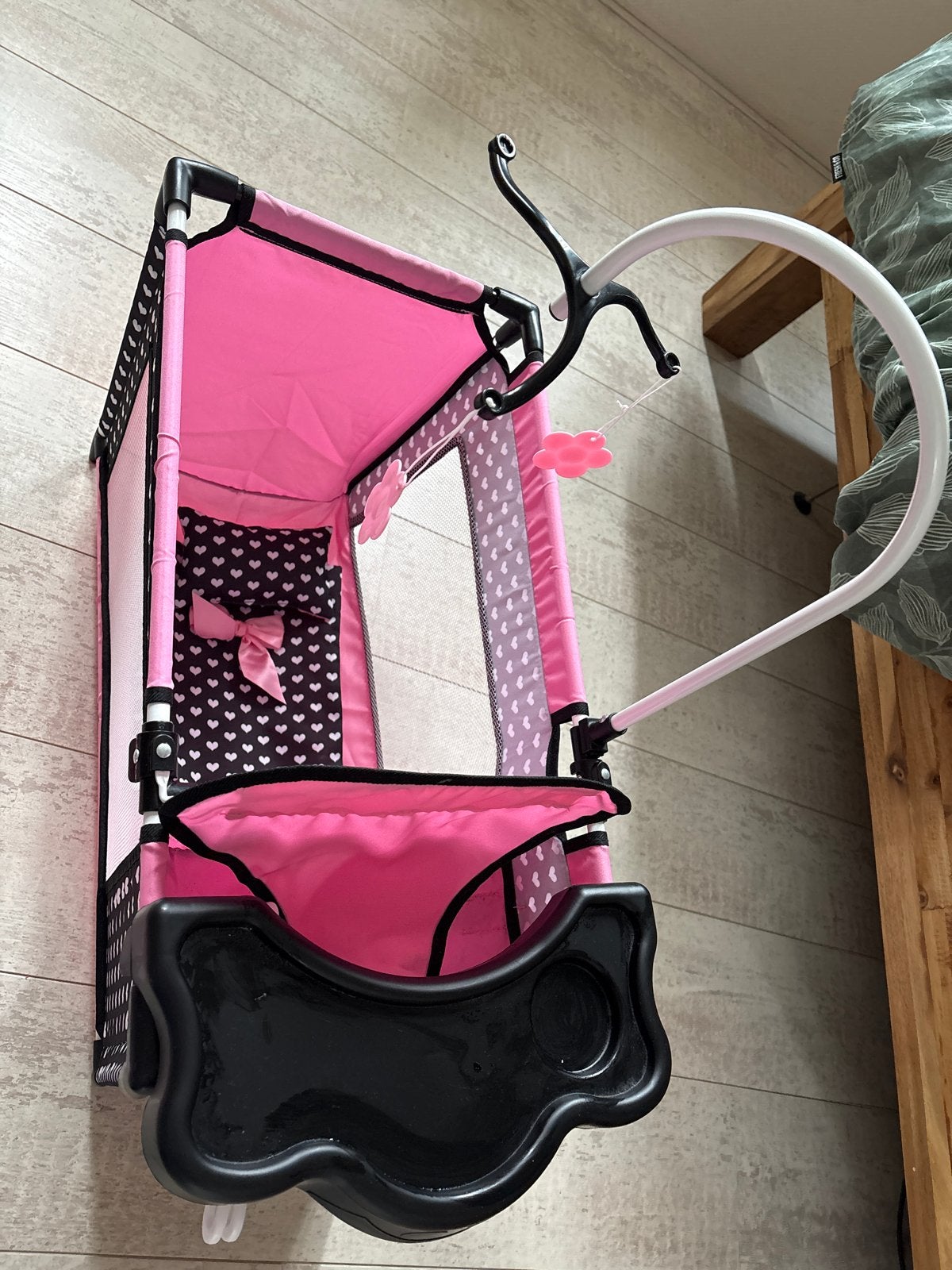 Leuk poppenbedje met zitje, tafeltje en kleerhangers, Ophalen, Gebruikt, Babypop