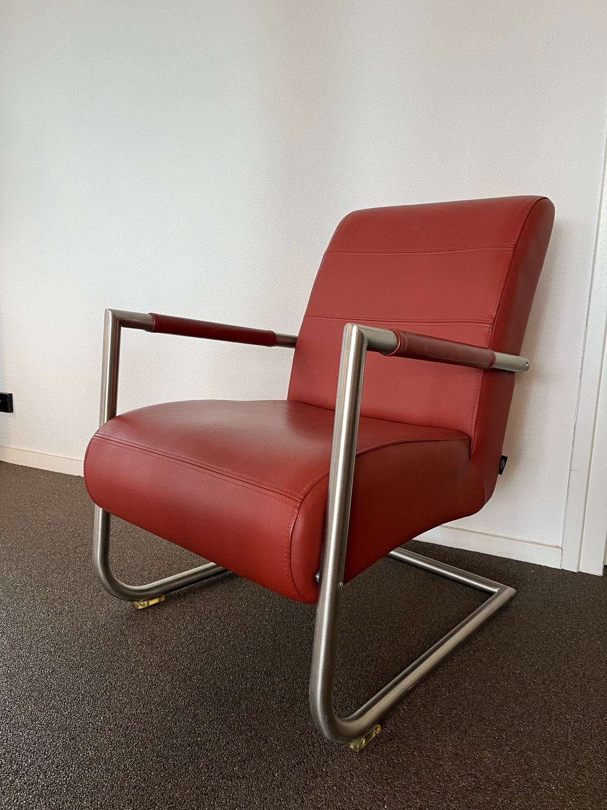 Moderne H&H fauteuil in terracotta leer met metalen frame, Ophalen, Overige kleuren, Modern, luxe, Zo goed als nieuw