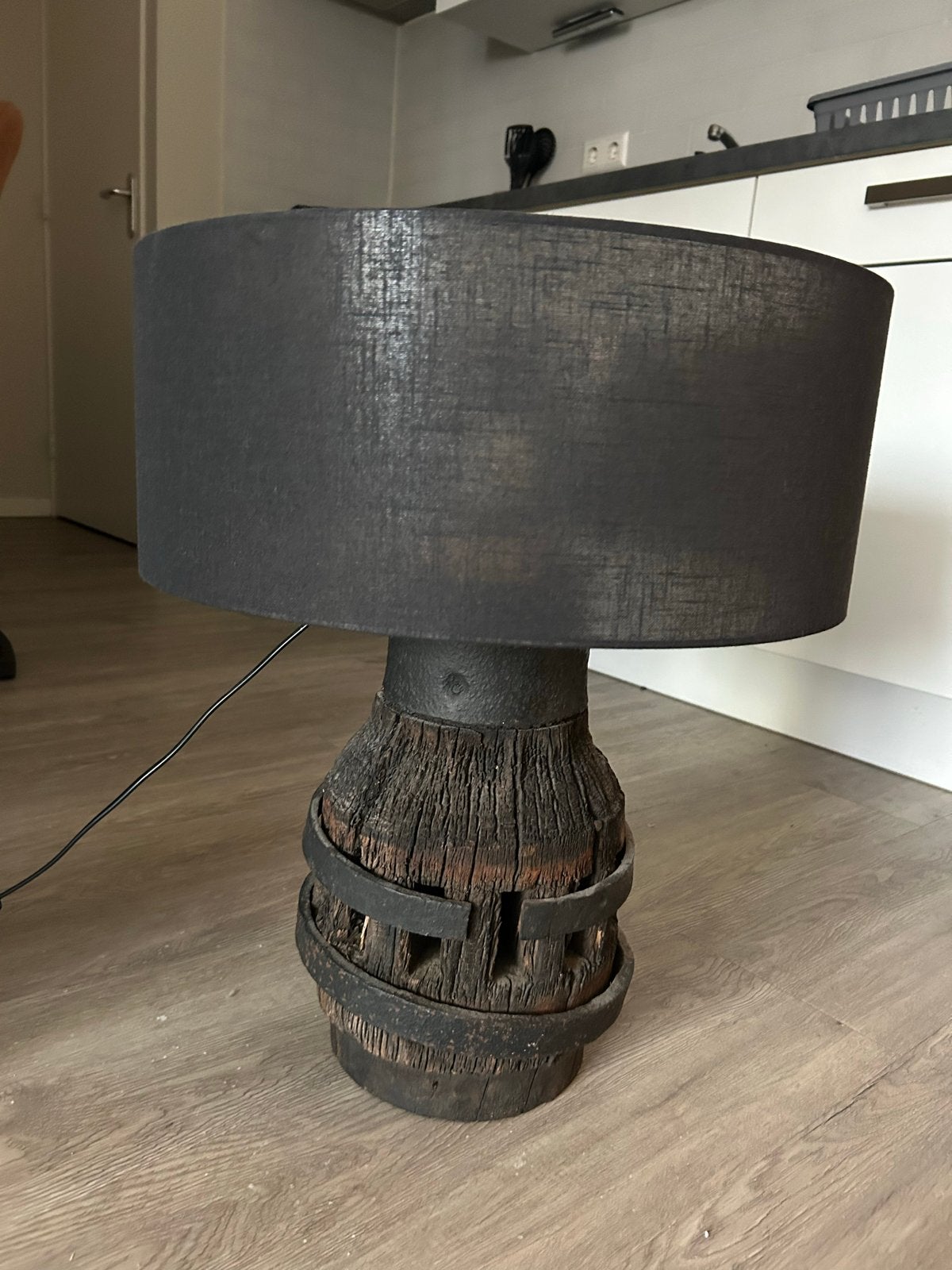 Unieke Tafellamp met Houten Voet en Zwarte Kap, Ophalen, Gebruikt, Overige merken, E27 (groot)