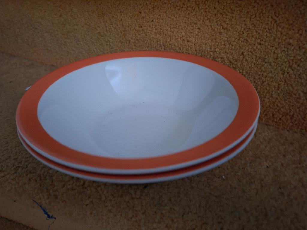 2 plastic schaaltjes, ca. 17,5 cm., Huis en Inrichting, Ophalen of Verzenden, Overige materialen, Overige stijlen, Overige typen