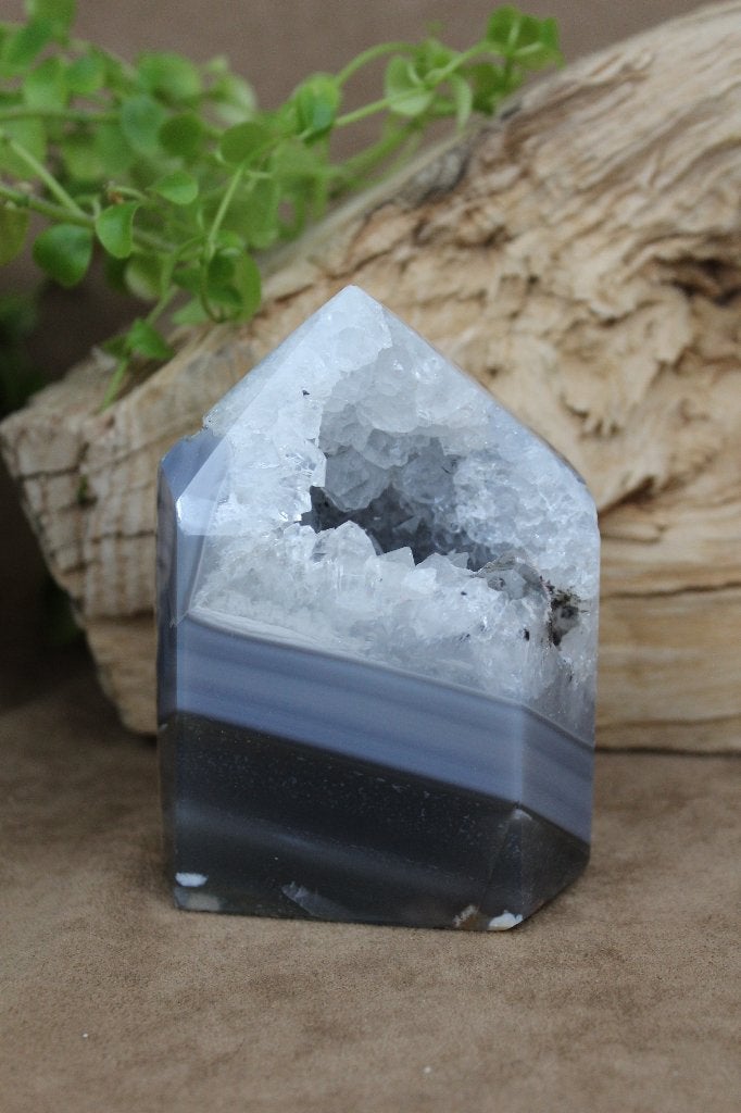 Agaat punt – blauwgrijze banden met bergkristalgeode, Ophalen of Verzenden, Mineraal