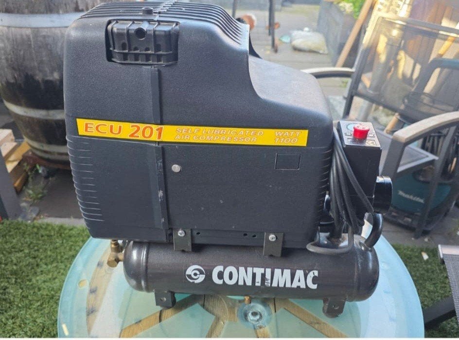 Contimac ECU 201 luchtcompressor.
Vermogen van 1100W en een, Minder dan 25 liter, Ophalen, Minder dan 200 liter/min, Mobiel