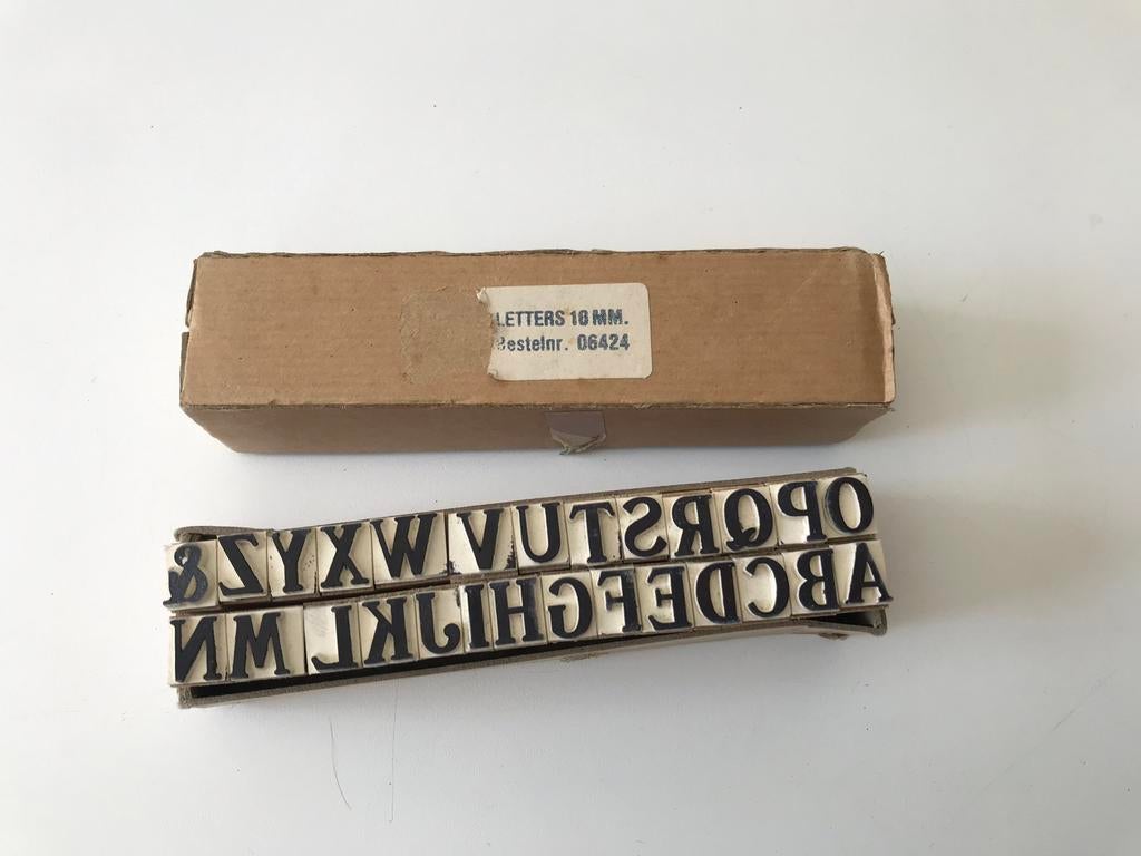 Vintage doosje met kleine houten stempelletters, 18mm, Ophalen of Verzenden, Gebruikt, Houten stempel