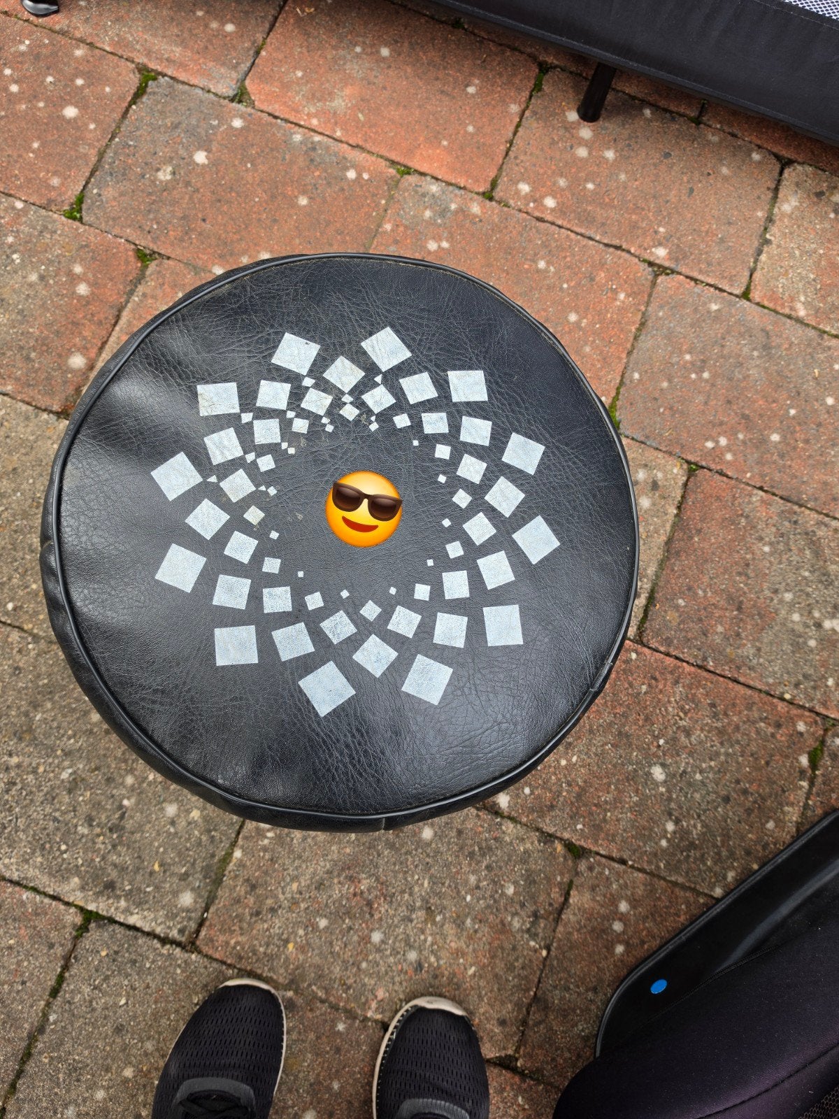 Zwarte poef in perfecte staat, Ophalen, Minder dan 50 cm, Rond, Minder dan 50 cm