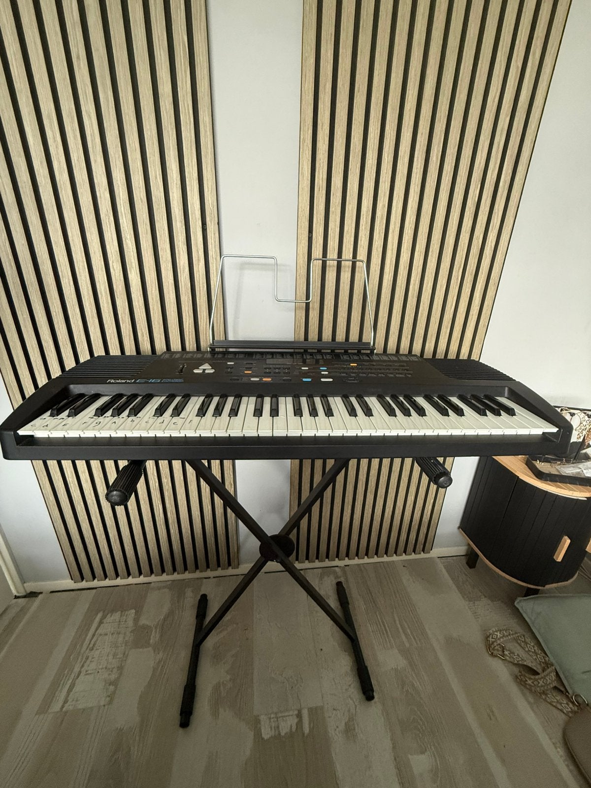 Roland E16 Keyboard te koop, Ophalen, Roland, Met standaard, 61 toetsen