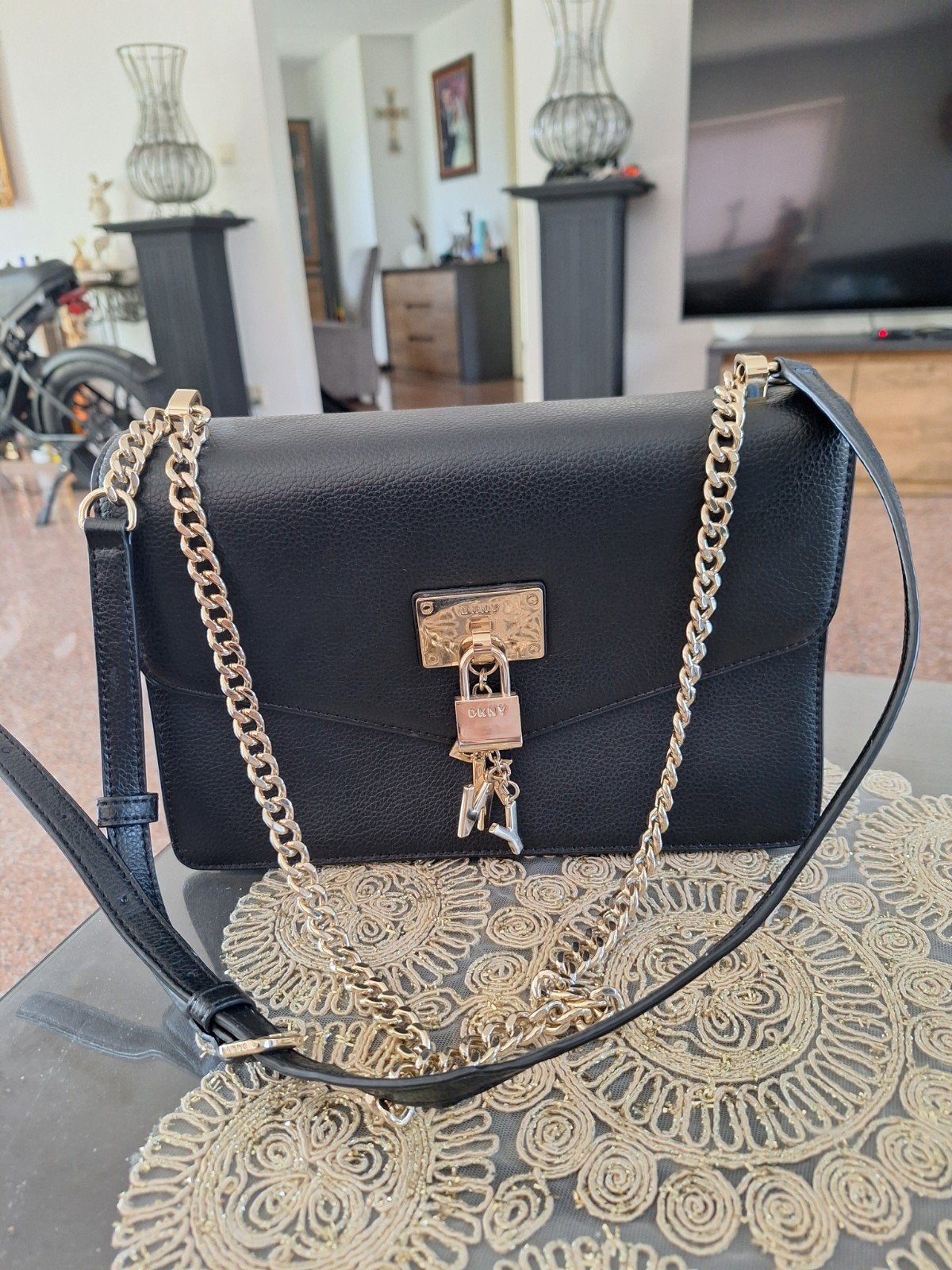 DKNY Zwarte Handtas met Gouden Details, Ophalen of Verzenden, Zo goed als nieuw, Zwart, Handtas