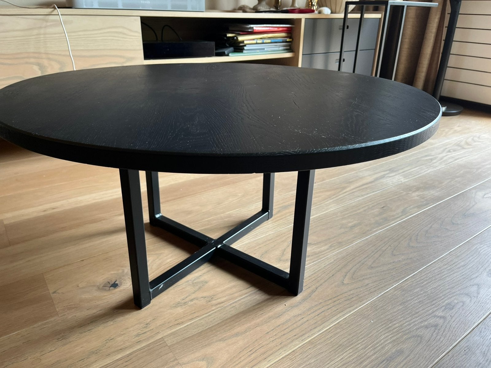Salontafel rond, zwart eiken blad, ,stalen poot, Huis en Inrichting, Ophalen, Gebruikt, 50 tot 100 cm, Rond