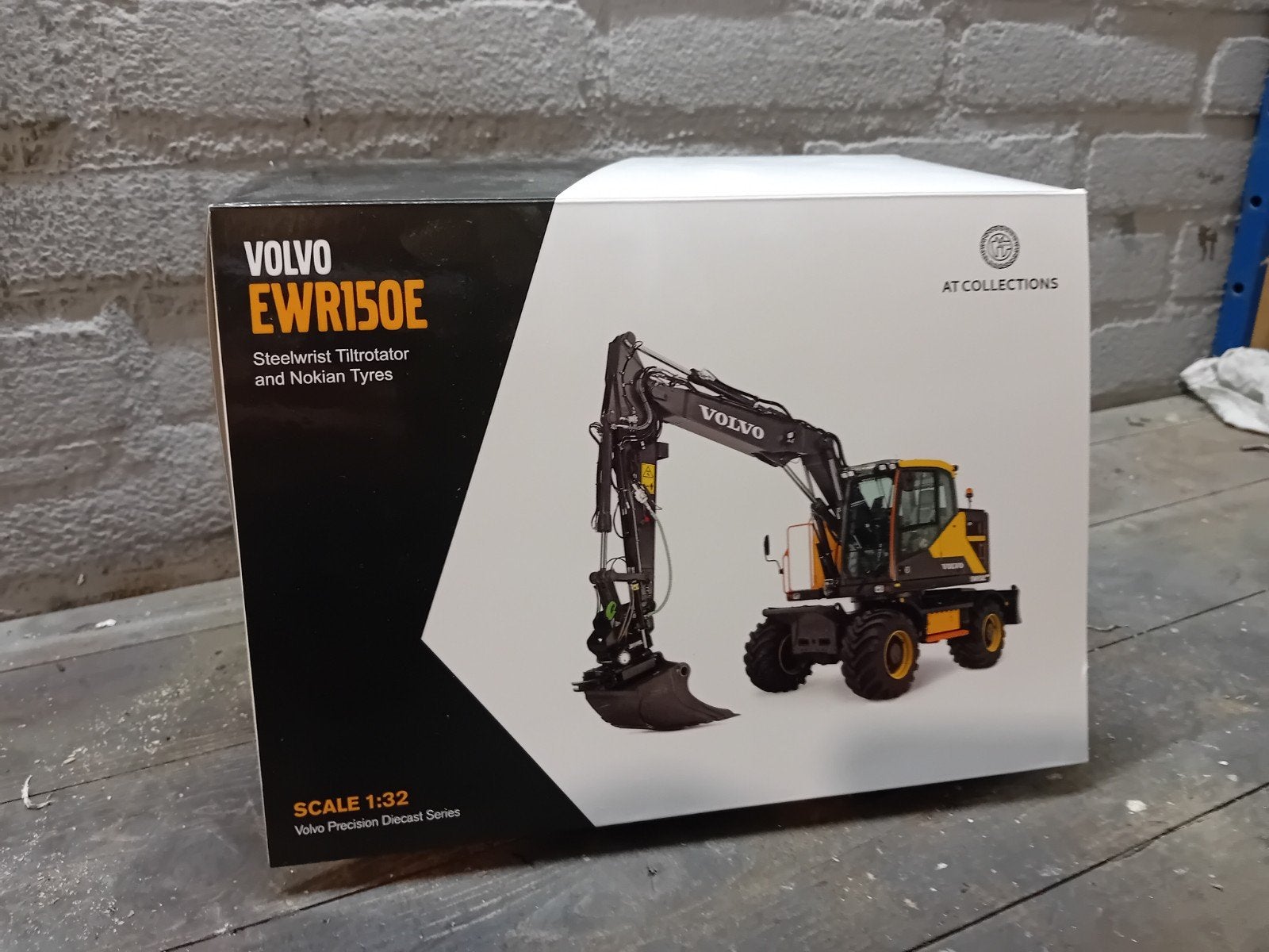 volvo ewr150e at collection 1.32 verbouwd, Hobby en Vrije tijd, Modelauto's | 1:32, Ophalen of Verzenden, Zo goed als nieuw, Tractor of Landbouw