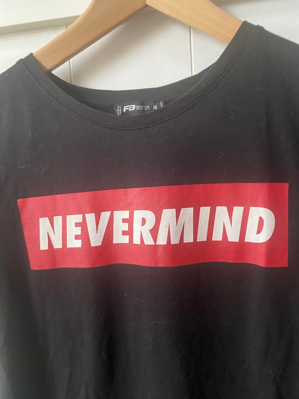 Zwart T-shirt met 'NEVERMIND' opdruk - FB Sister Maat M, Maat 38/40 (M), Verzenden, Zwart, Korte mouw