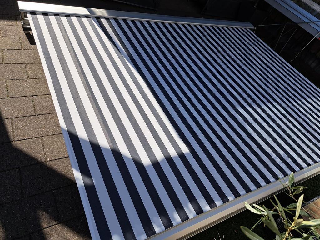 zonnescherm knikarm 330 cm breed Uitval 250 cm, Ophalen, Gebruikt, Parasolvoet