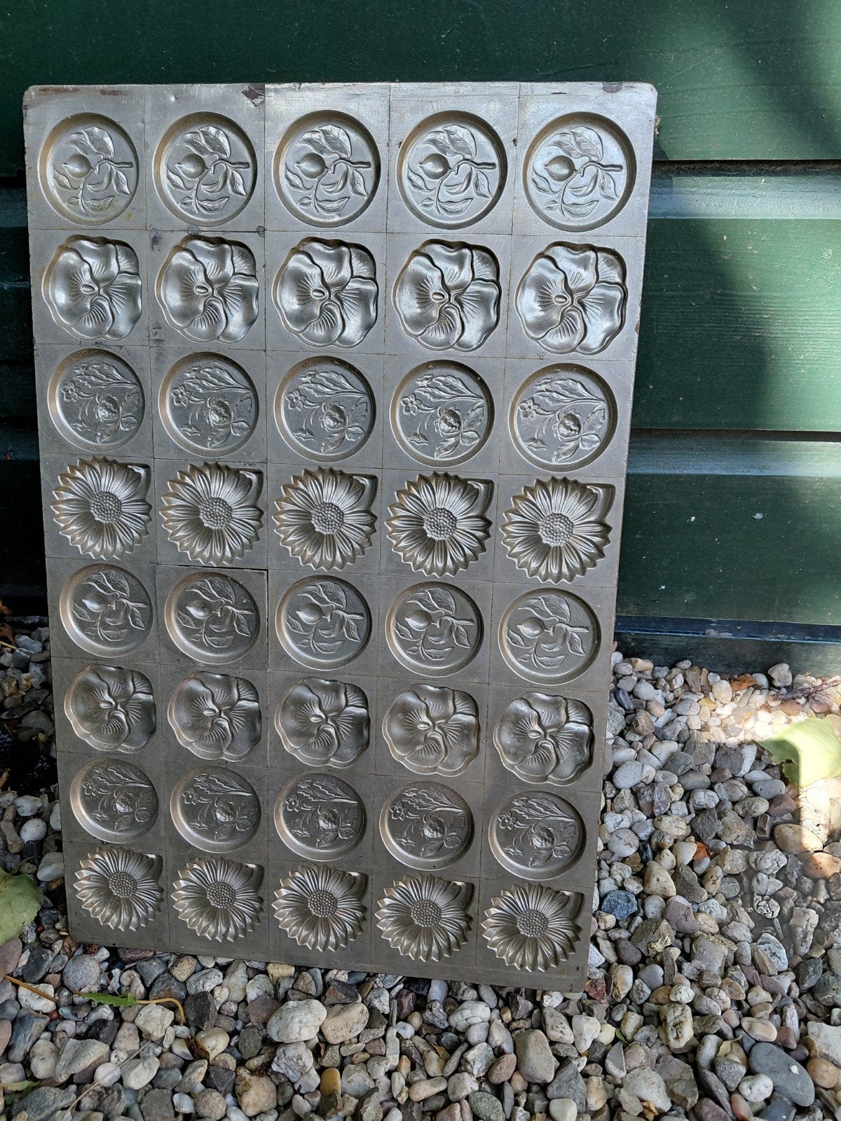 Antieke metalen chocoladevorm met bloemmotieven, Ophalen