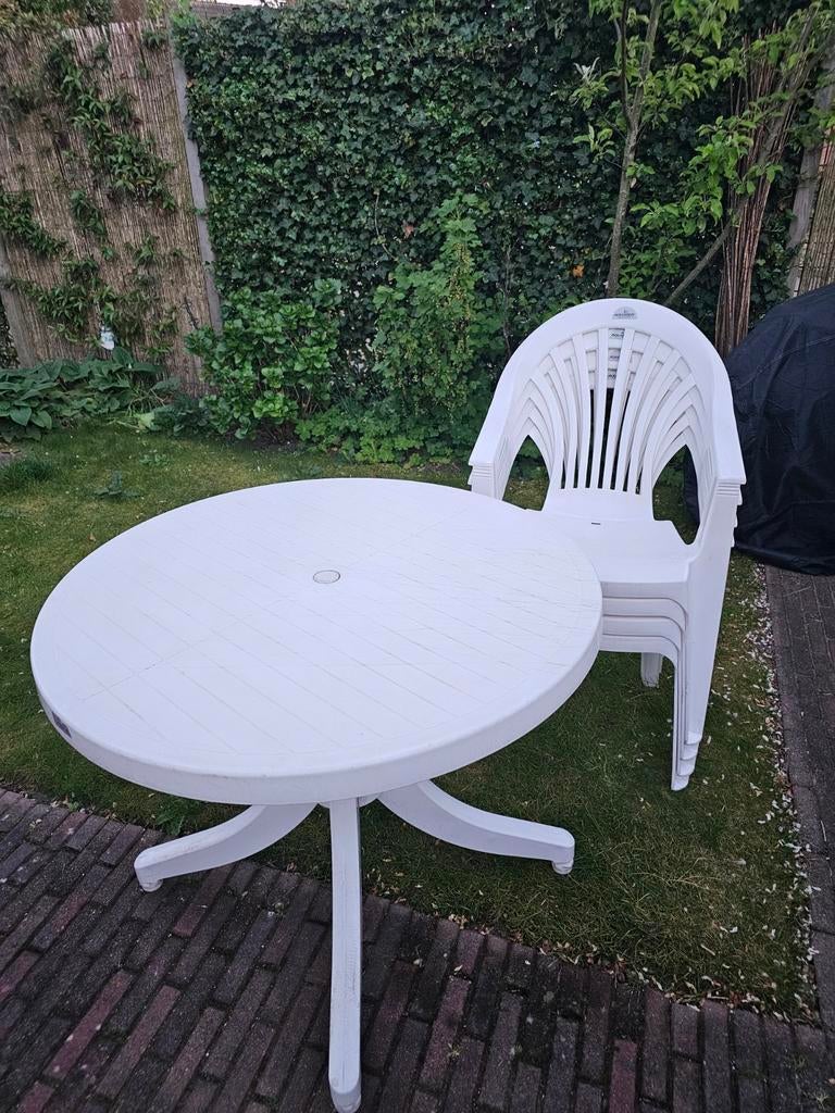 Gratis! Witte kunststof tuinset met 4 stoelen en ronde tafel, 4 zitplaatsen, Kunststof, Gebruikt, Ophalen of Verzenden