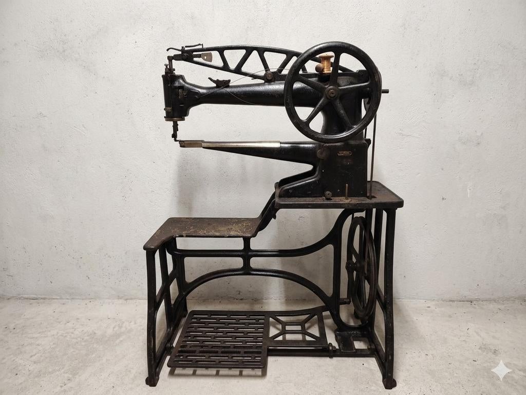 Antieke leer-naaimachine - Industrieel decor, Antiek en Kunst, Antiek | Naaimachines, Ophalen of Verzenden