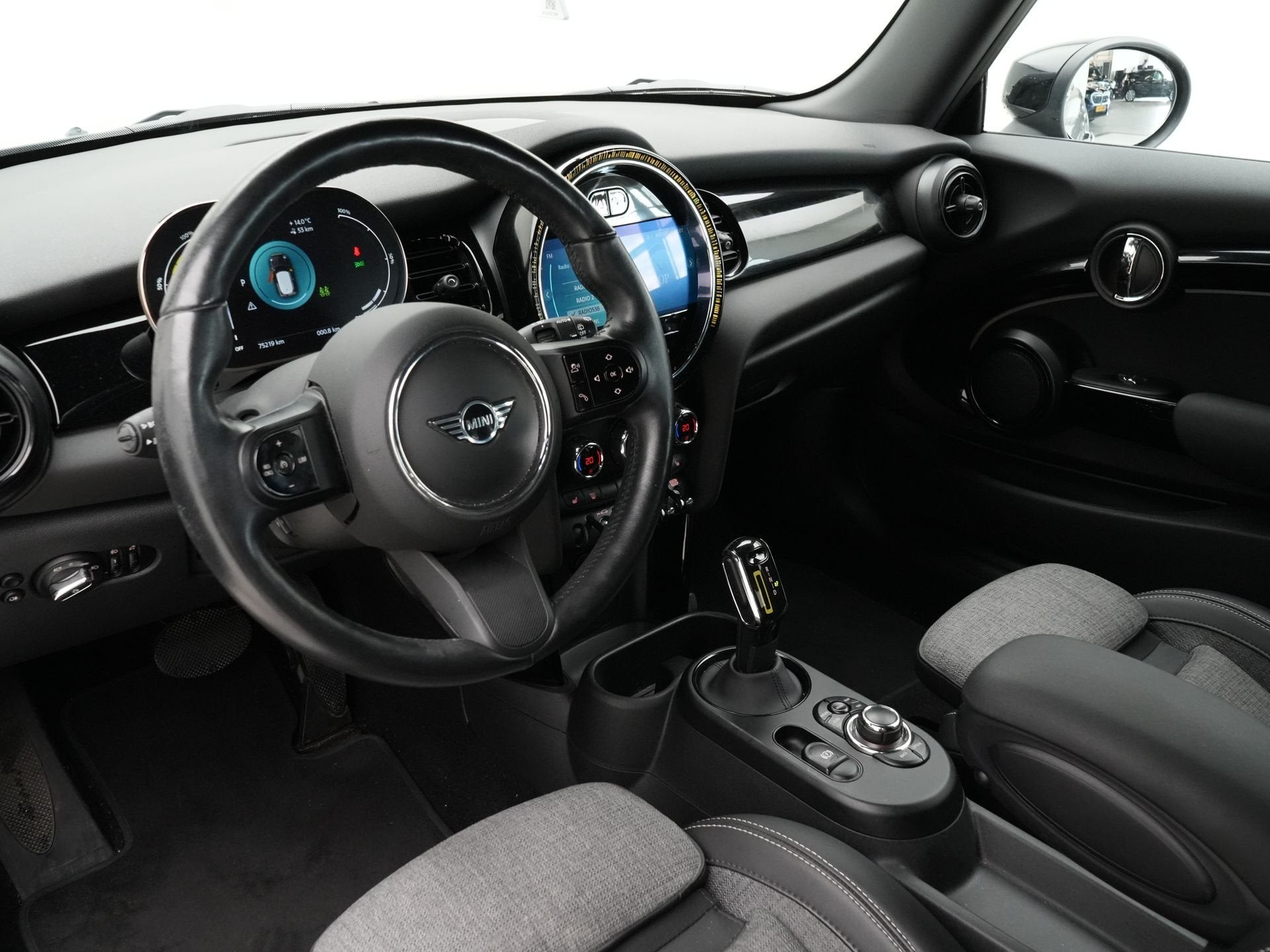 MINI Electric 3-deurs Yours (bj 2021, automaat), Auto's, Met garantie (alle), 4 stoelen, Leder en Stof, 184 pk